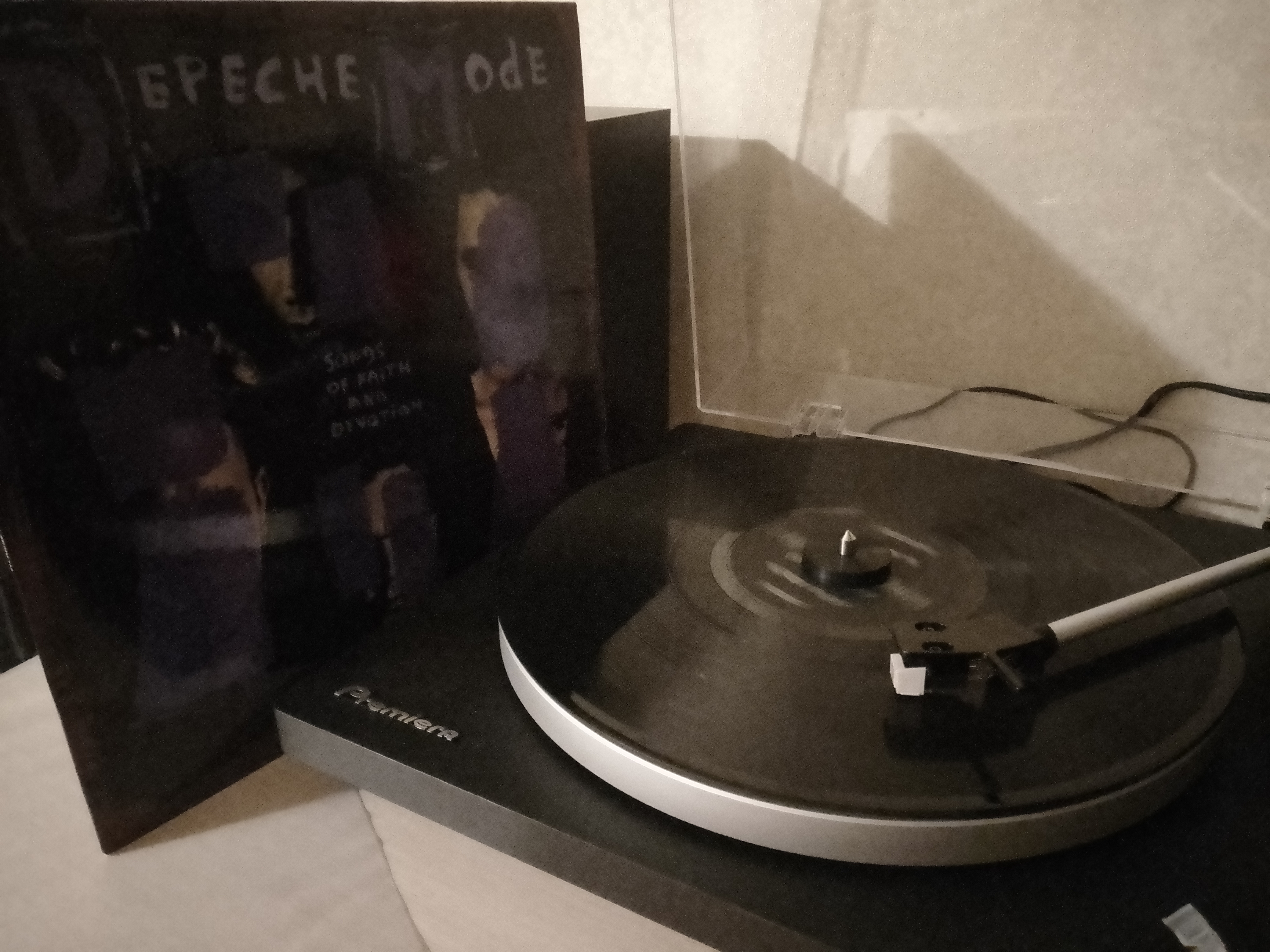 Проигрыватель винила premiera eco. Проигрыватель винила premiera eco. Premiera eco one. Кисточка для виниловых пластинок. Akai professional bt500.