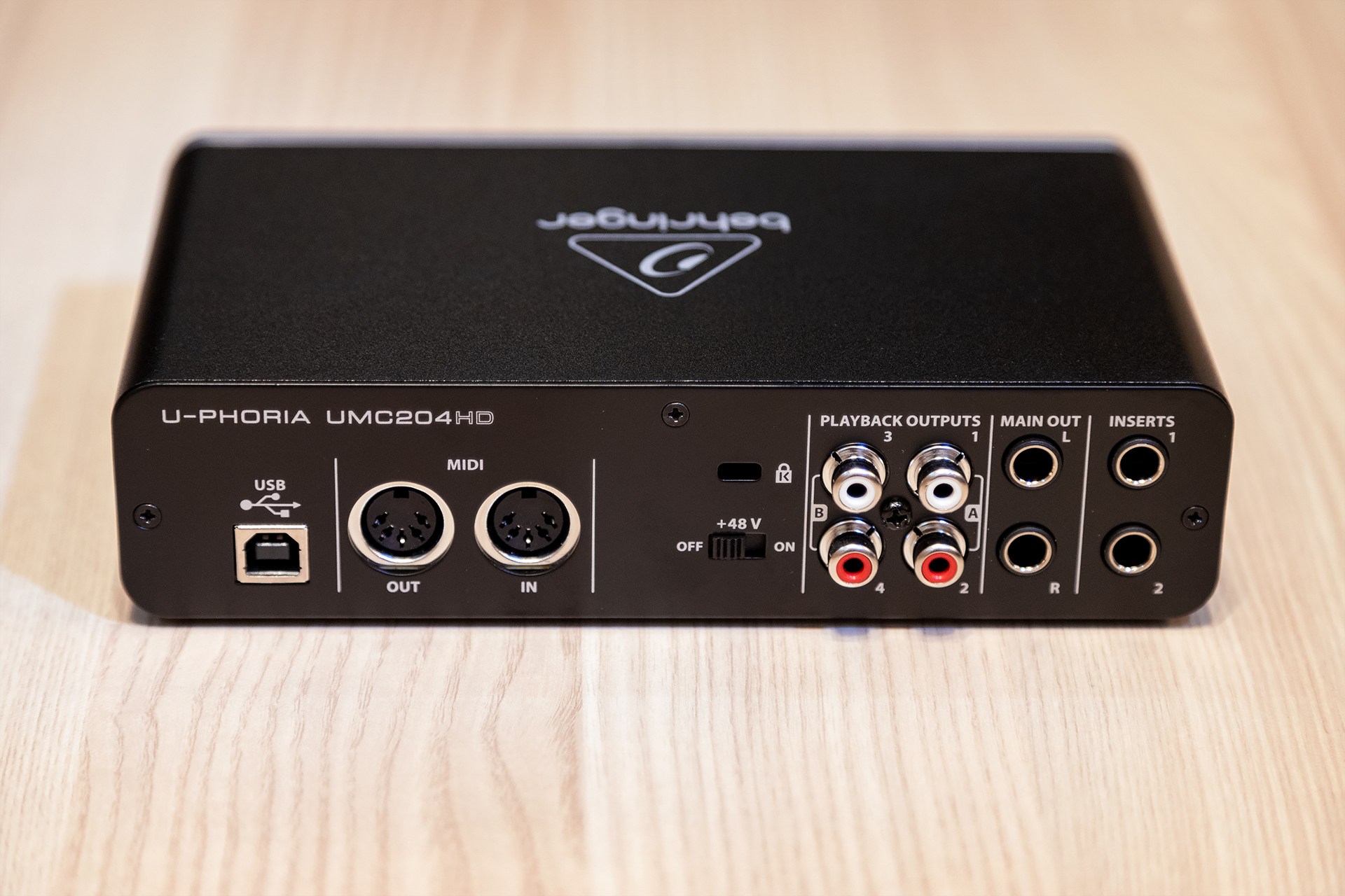 Внешняя звуковая карта behringer umc204hd