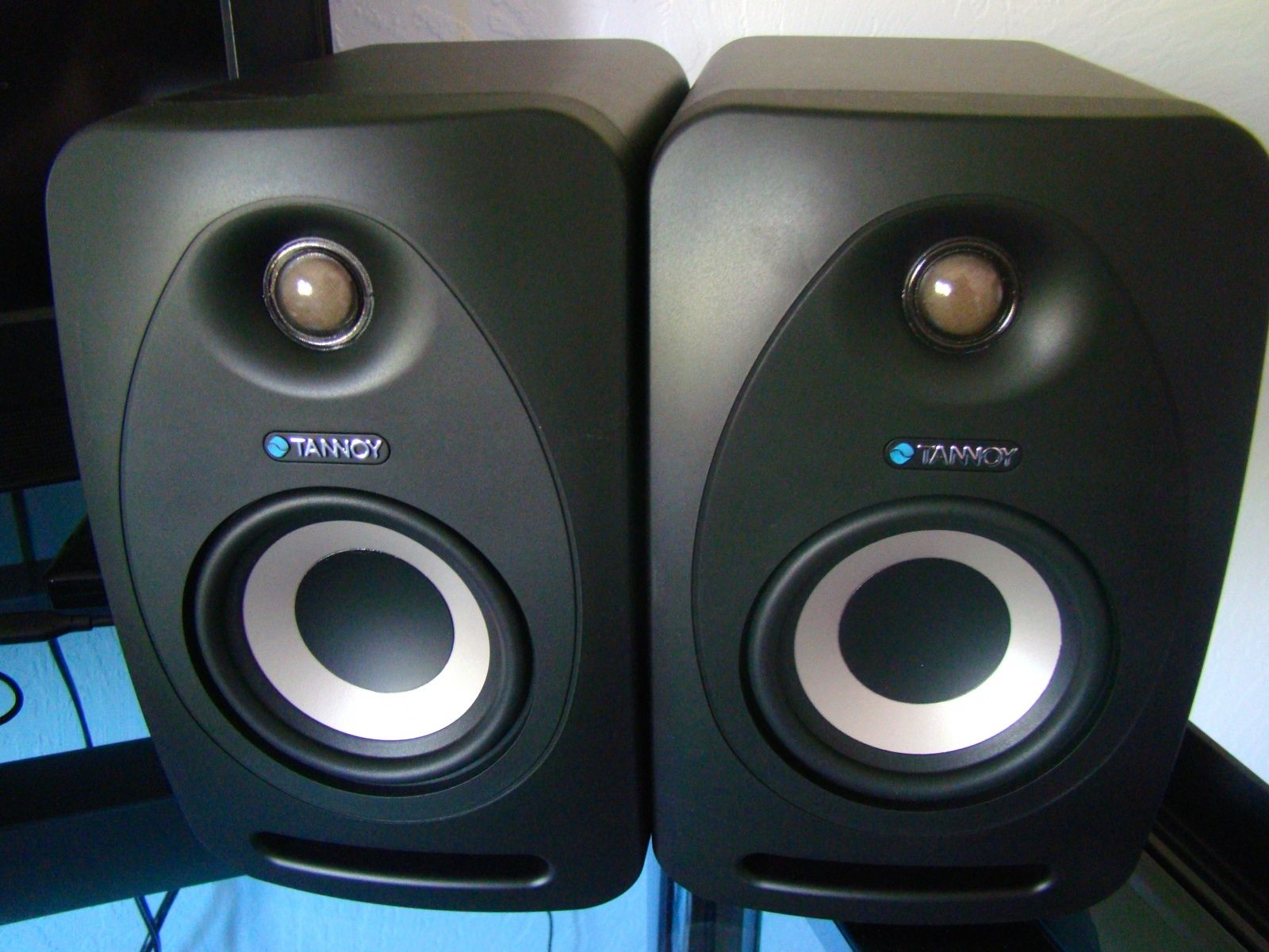 Reveal 402 hot sale tannoy