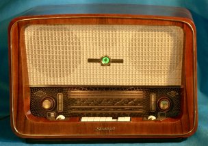 Радиолы (23 фото): обзор моделей СССР и советских ламповых. Где купить ретро радио? Где продавались стационарные радиолы в СССР?