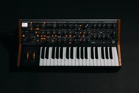 Купить Синтезатор Moog Subsequent 37 в Москве, цена: 142270 руб