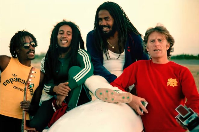 Порно: Пойыз вестибюльіндегі кездейсоқ секс