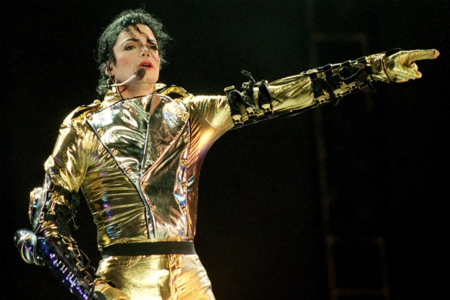 Известный поп музыкант